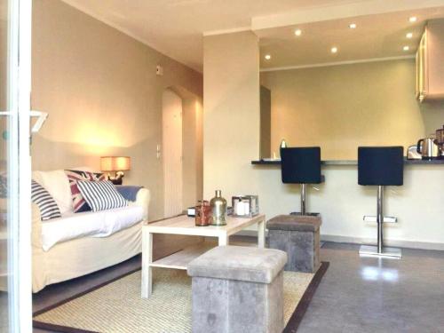 un salon avec un canapé et une table dans l'établissement Maison CENTRE CANNES 2 CHAMBRES 4 COUCHAGES, à Cannes