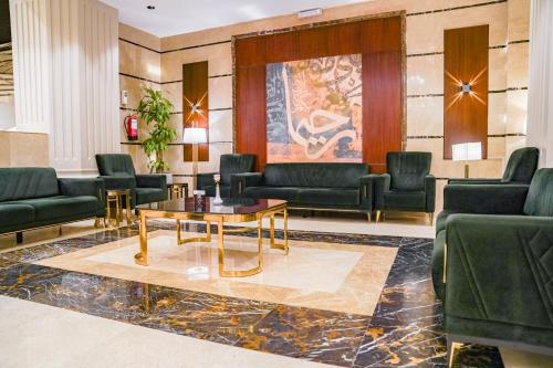 a lobby with couches and a coffee table at Emaar Al Manar in Makkah
