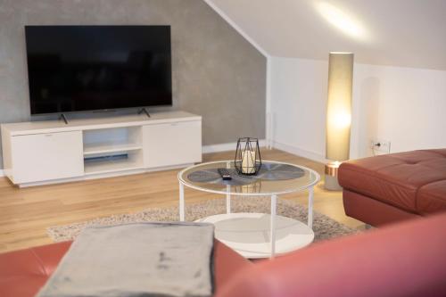ein Wohnzimmer mit Sofa und Couchtisch in der Unterkunft Ferienwohnung Peters in Goslar