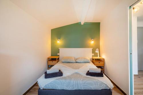 - une chambre dotée d'un lit avec un mur vert dans l'établissement Villa Anaite Piscine privée, à Antibes