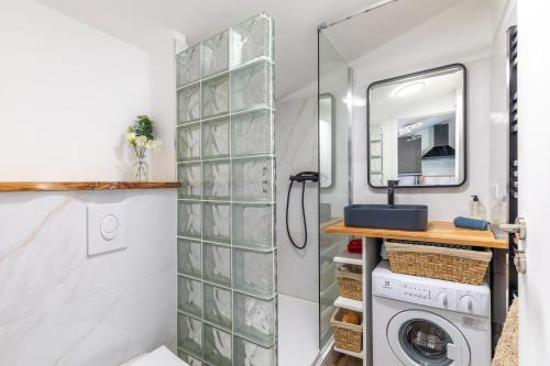 La salle de bains est pourvue d'un lave-linge et d'un miroir. dans l'établissement Villa Anaite Piscine privée, à Antibes