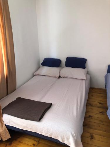 Ένα ή περισσότερα κρεβάτια σε δωμάτιο στο Frida Apartman