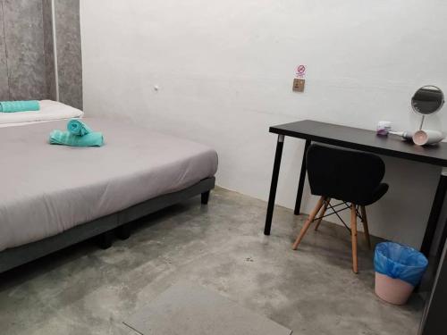Cama o camas de una habitación en Triple Room in King Queen Single Bukit Mertajam Alma