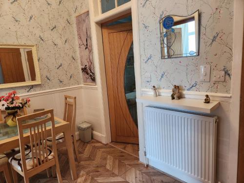 Koupelna v ubytování Captivating 2-Bed ground floor Apartment in Largs