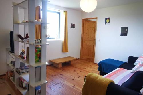 un salon avec un canapé et une table dans l'établissement Gîte rural du lac Genin, à Charix