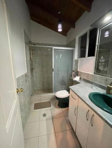 Ένα μπάνιο στο Amplia casa urbanización privada