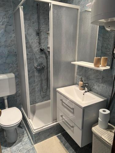 Koupelna v ubytování Apartmani Anna