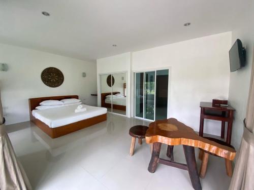 Postel nebo postele na pokoji v ubytování Am Samui Resort Taling Ngam