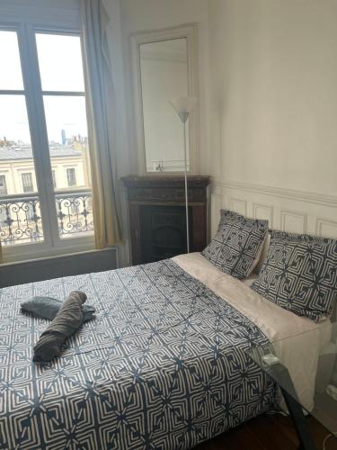 une chambre avec un lit et une fenêtre dans l'établissement Appartement Boulogne Rolland-Garros, à Boulogne-Billancourt