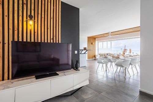 Una televisión o centro de entretenimiento en Villa Océan vue époustouflante!