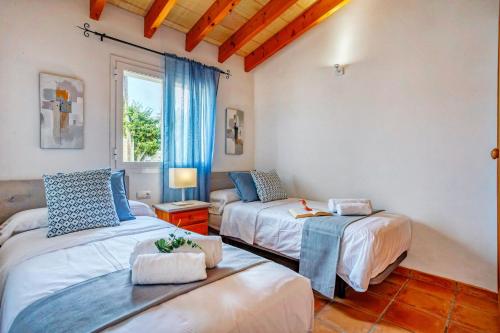Ένα ή περισσότερα κρεβάτια σε δωμάτιο στο Casa Tulipa by dracmallorca