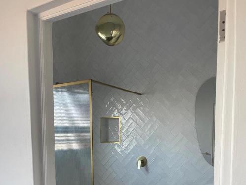 baño con ducha y una luz en la pared en Dellville Country House & Cottages, en Carnarvon