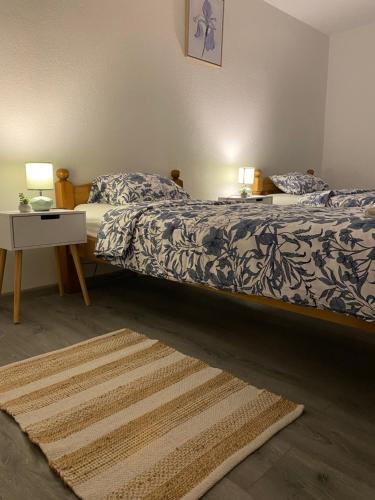 una camera con un letto e un comodino con due lampade di Apartman Izzy a Kaniža