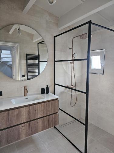 a bathroom with a shower and a sink at Casa do Cervo, Boshof 6 Luxe met overdekt terras in Ermelo