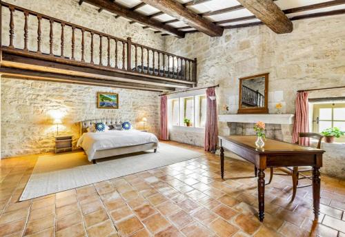 - une grande chambre avec un lit et une table dans l'établissement Domaine de Brancas and Petit Domaine De Brancas, à Beaucaire