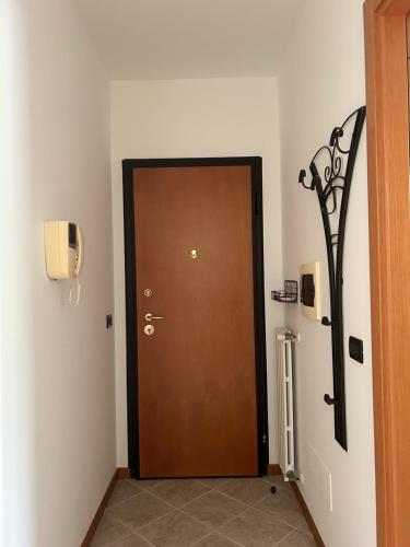 a brown door in a room with at B&B Gioia in Salsomaggiore Terme