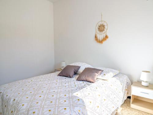 une chambre avec un lit avec deux oreillers dessus dans l'établissement I Tre Taglincchi, U Sicondu - Proche mer, Clim, Wifi, Parking gratuit, à Taglio-Isolaccio