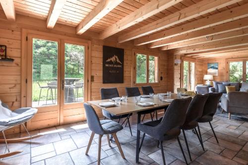 une salle à manger avec une table et des chaises dans l'établissement Balcon De l Europe - Jacuzzi prive - Vues, aux Houches