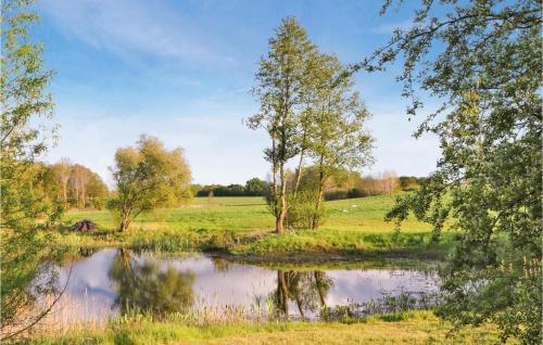 un étang au milieu d'un champ arboré dans l'établissement Beautiful Apartment In Süsel With Wifi, à Süsel