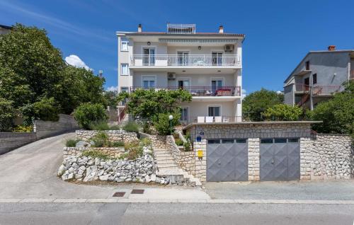 3 Bedroom Cozy Apartment In Novi Vinodolski