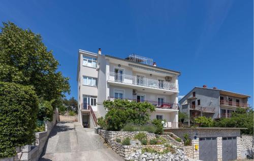 3 Bedroom Cozy Apartment In Novi Vinodolski