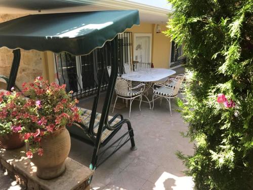 Balkoni atau teres di Yellow House Oropos