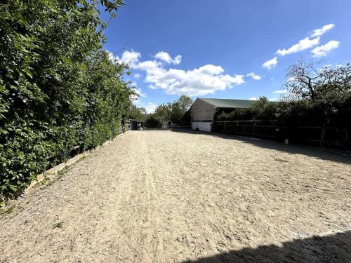 a dirt road with a building in the distance at Schättihof in Müllendorf