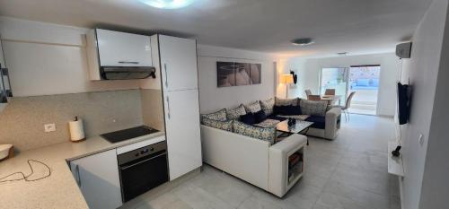 Kuchyň nebo kuchyňský kout v ubytování Le patio de CaboNegro - 250m de la plage - 6 couchages
