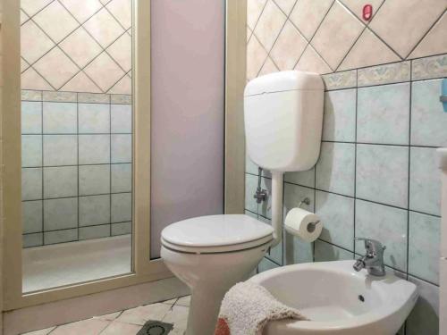 a bathroom with a toilet and a sink at Camping Almoetia in Calatabiano