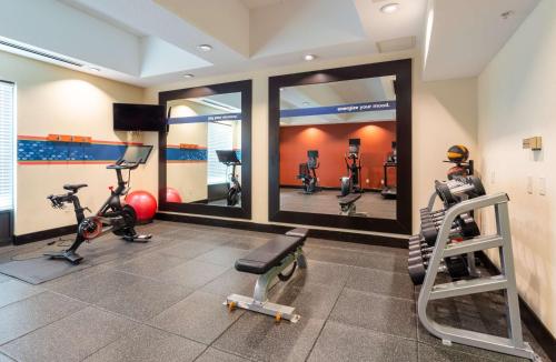 a gym with several treadmills and exercise equipment at Hampton Inn Buffalo-South/I-90 in West Seneca