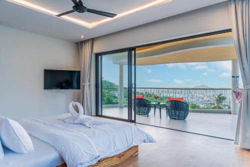 Postel nebo postele na pokoji v ubytování Samui Sky Cottage - 2BR Villa with Infinity Pool