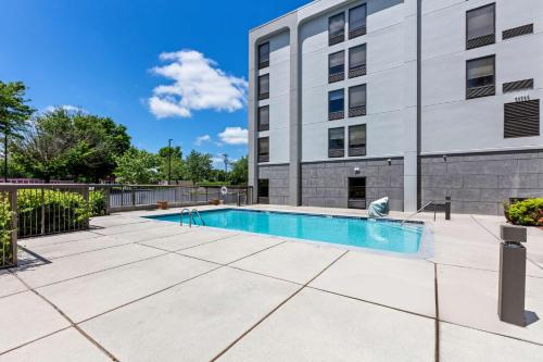 a swimming pool in front of a building at Hampton Inn Knoxville-Airport in Alcoa