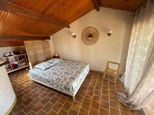 une chambre avec un lit et un plafond en bois dans l'établissement Au bord de mer à Hyères les Palmiers, à Hyères