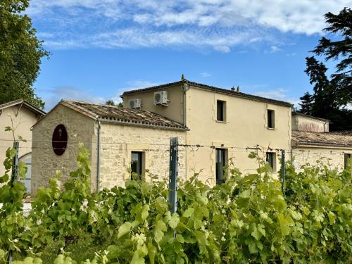 L'Eperonnette, cozy house with swimming pool, surrounded by vineyard, near St Emilion