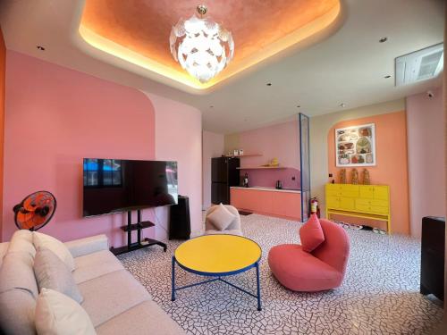 a living room with a couch and a tv at Biệt thự 3 phòng ngủ Novaworld Phan Thiết in Bình Sum