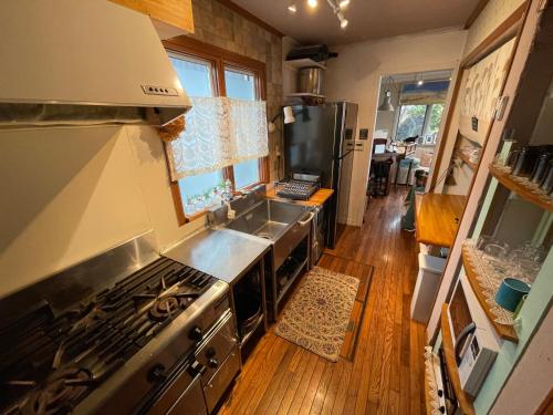 OamaにあるPrivate House ROUTE61のコンロとシンクのあるキッチン