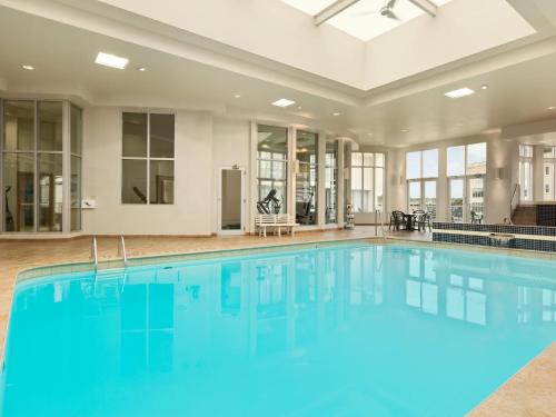 Bazén v ubytování Travelodge by Wyndham Niagara Falls Fallsview nebo v jeho okolí
