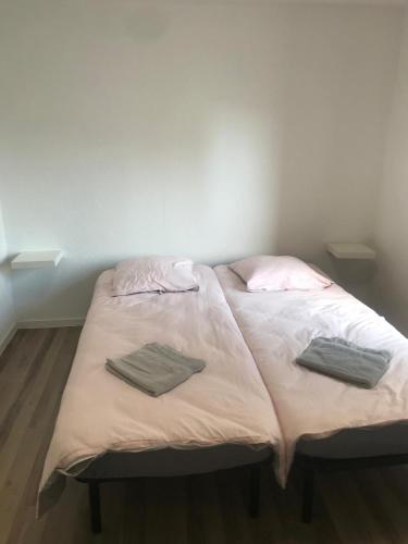 un lit dans une chambre avec deux oreillers dessus dans l'établissement Le gite 4 - Le Château du Hohlandsbourg, à Sélestat