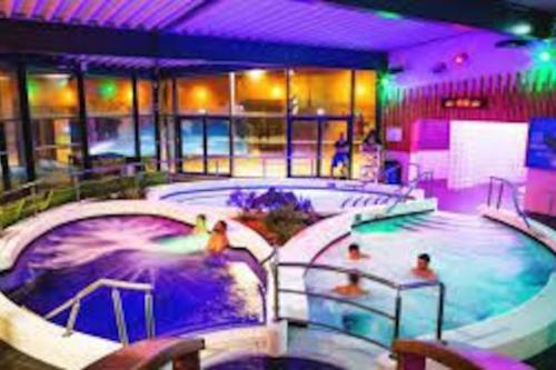 un groupe de personnes dans une piscine dans l'établissement Repos, nature et famille, à Narbonne-Plage
