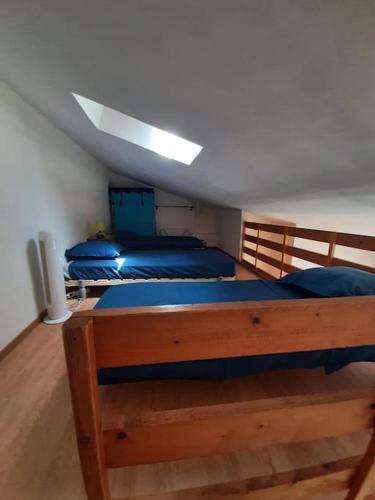 - une chambre avec 2 lits avec des draps bleus dans l'établissement Repos, nature et famille, à Narbonne-Plage