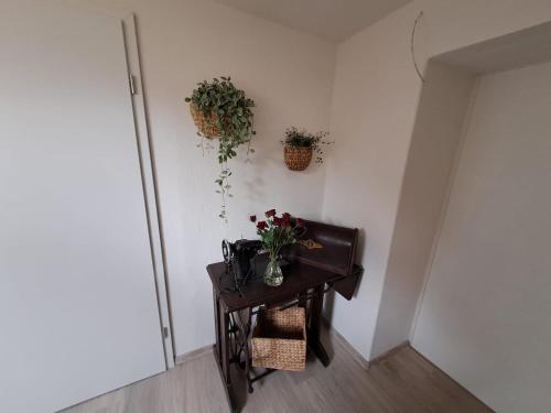 a table with a vase of flowers on it at Zittau - Ferienwohnung Frieda mit Camping Familien, und Biker Hütten am Zittauer Gebirge in Zittau