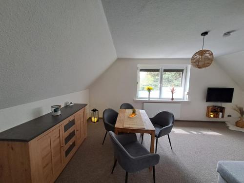 a room with a table and chairs and a window at Zittau - Ferienwohnung Frieda mit Camping Familien, und Biker Hütten am Zittauer Gebirge in Zittau