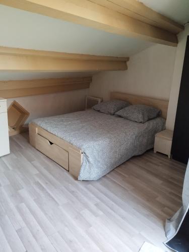 une chambre avec un lit et un parquet dans l'établissement Le 63 des teinturiers, à Avignon