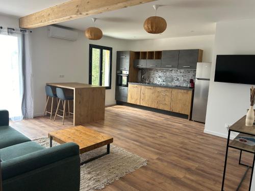 un salon avec un canapé et une cuisine dans l'établissement Canutta, à Saint-Florent