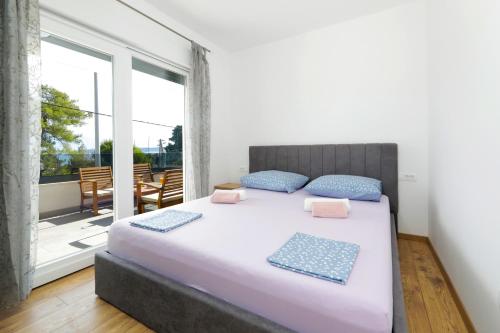 Ένα ή περισσότερα κρεβάτια σε δωμάτιο στο Mirjam Apartman