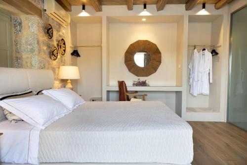 Una cama o camas en una habitación de Akrolithi Guesthouse