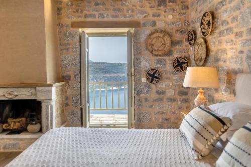 Una cama o camas en una habitación de Akrolithi Guesthouse