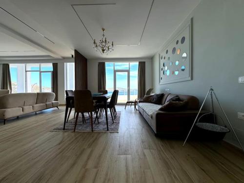 Zona de estar de Seafront Oasis Luxury Apartment, with Sae View