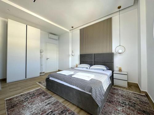 Cama o camas de una habitación en Seafront Oasis Luxury Apartment, with Sae View