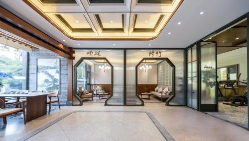 an office lobby with a coffered ceiling at Nostalgia S Hotel Hangzhou West Lake & Hefang Old Street 时光漫步S酒店杭州西湖湖滨河坊街店 Free fresh ground coffee,Free laundry service in Hangzhou
